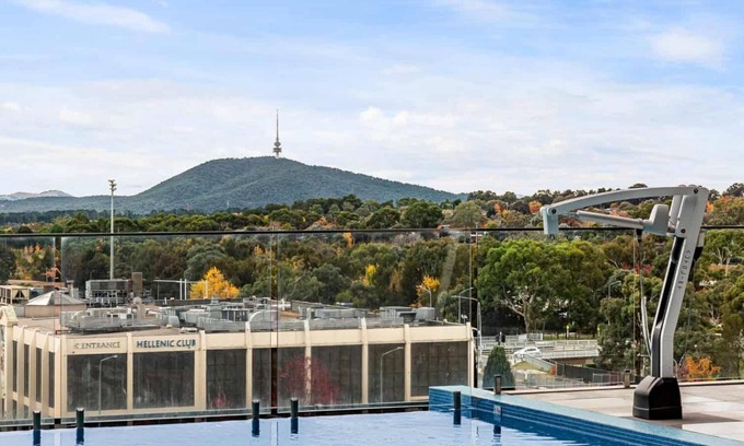 Phillip Wohnung | 2bd 2bth - Chic Apt in Woden CBD