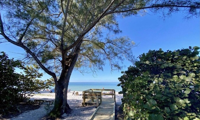 Vanderbilt Beach Eigentumswohnung | 2bd 2bth Vanderbilt Beach 4 min to Beach-14 day rentals starting April 1- Nov-30