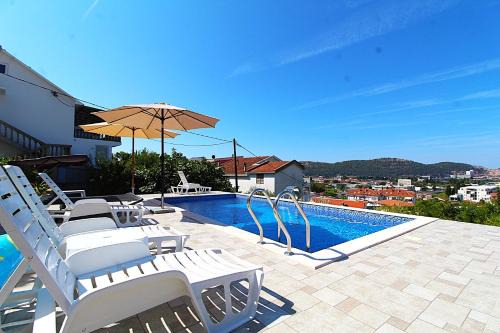 Burtaisi Wohnung | 2bd Apt w Private Pool and City View "Keka"