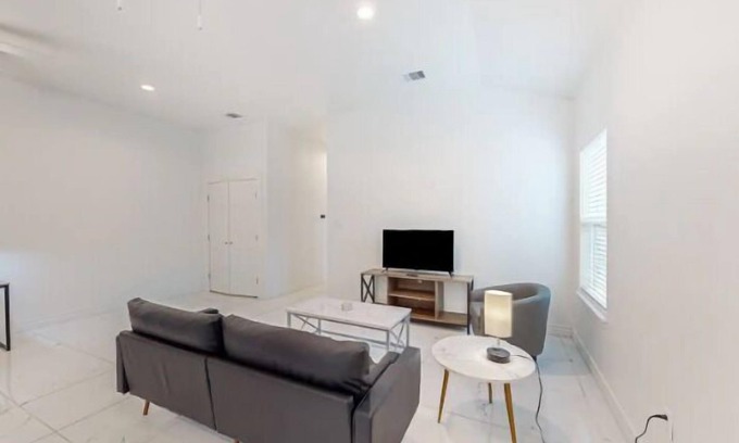 Central City Wohnung | 2BD-RemoteWork-Extd Stay Discounts-PetsOK-Central