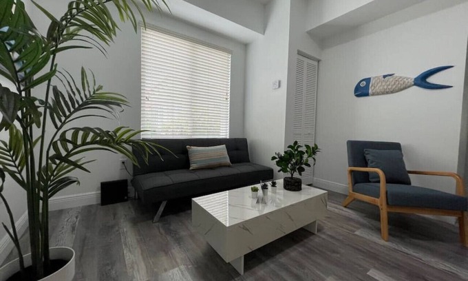 Ludlam Wohnung | 2bed/1 bath apt w/ parking great location!