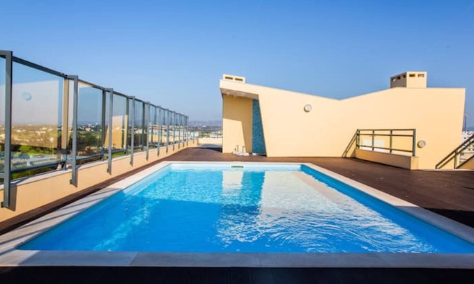 Olhao Wohnung | 2Bed Flat w/ Rooftop Pool in Marina Village, Olhão