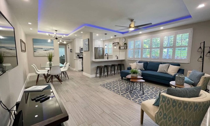 Central Beach Eigentumswohnung | 2BR/1BA Newly Renovated Condo - Walk to the Beach!