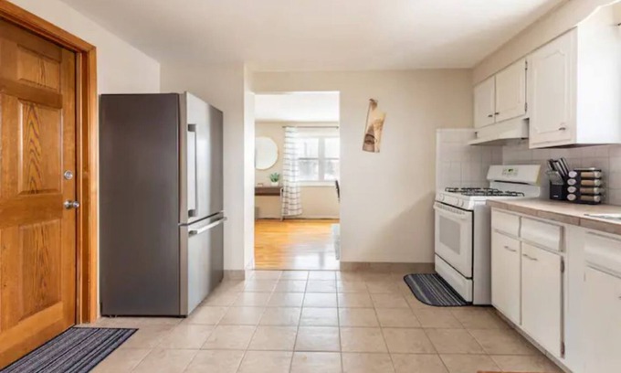 Cheektowaga Wohnung | 2BR-1BA Upper Unit in Central Cheektowaga W/One parking