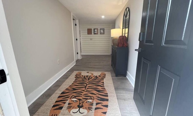 Auburn Eigentumswohnung | 2BR/2BA Renovated Condo under 1 mile to Toomers