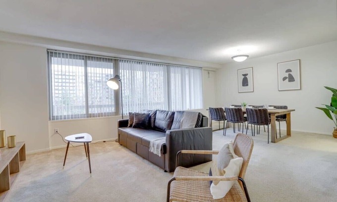 Aurora Highlands Wohnung | Spacious 2BR Apartment at Crystal City