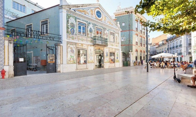 Alfama Wohnung | Sunny Intendente for foodies, 2 BD with parking