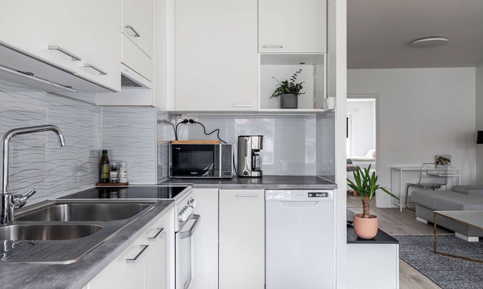 Lahti Wohnung | 2BR Apt near Center with Free Parking