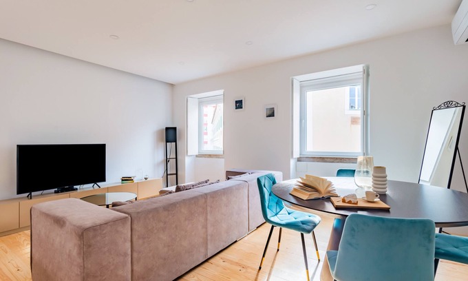 Santa Isabel Wohnung | 2BR Campo de Ourique Living