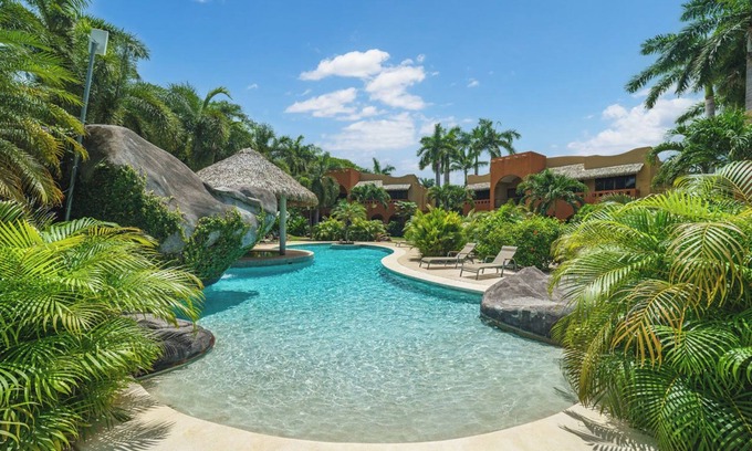 Junquillal Eigentumswohnung | 2BR Condo steps from the beach!