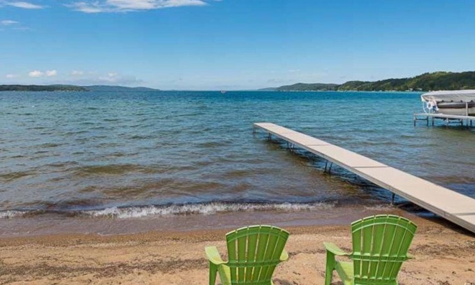 Beulah Kabine | 2BR Cozy Cabin Crystal Lake private beach 15 to min Crystal Mtn. EZ ice fishing