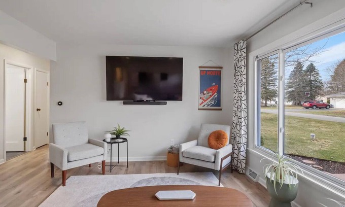 Manistee Haus | *2BR Northside Home by Casino, River, & Trails*