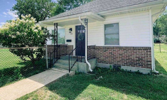 St. James Haus | 2BR | Pet-Friendly | Fenced Yard | Near Wineries