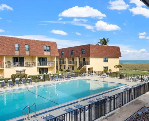 Avon By The Sea Haus | 2BR Sleeps 6 Pool BBQ Steps to Beach Pier Downtown