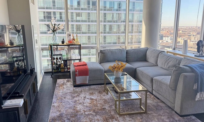Prairie District Wohnung | 2BR South Loop Apt—Walk to Lake, Museums, Aquarium + Pool, Gym, WiFi, & Conv Ct
