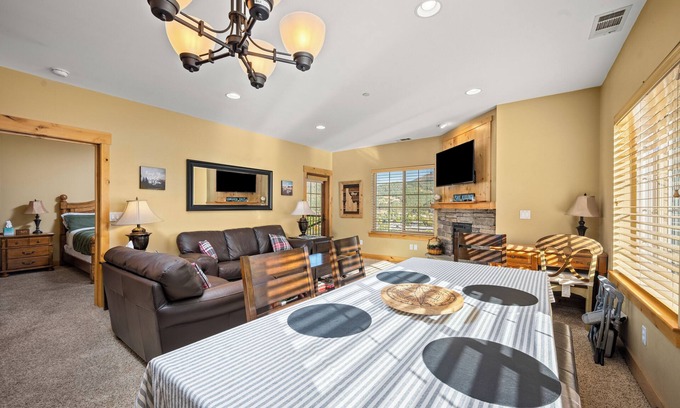 Kellogg Eigentumswohnung | 2Brm Mountain-View Getaway, Indoor Parking, WiFi, Sauna & Jacuzzi Tub