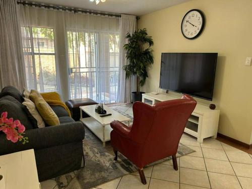 Die Hoewes Wohnung | 2c - 4 No load shedding 2bed 2bath with garden