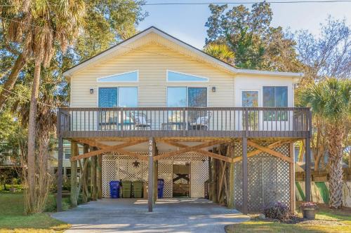 Folly Beach Haus | 2nd Block E Huron - Keep Palm - Adorable House Minutes from the Beach
