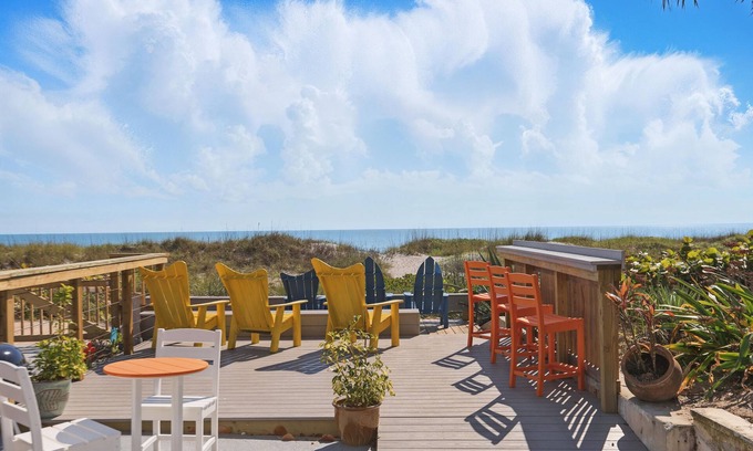 Cocoa Beach Wohnung | Ansprechendes 2-Schlafzimmer-Bad - Verweilen Sie auf diesem privaten Deck mit Blick auf den Atlantik.