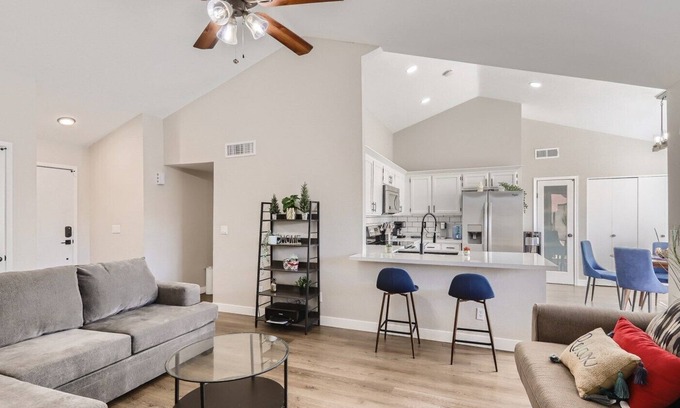 Glendale Haus | 3/2 Quiet Home w/Pool w/in driving distance of major shopping and entertainment.