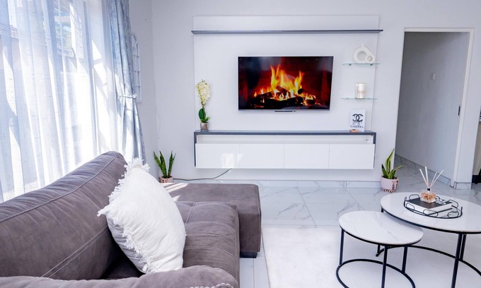 Gaborone Haus | 3 Bd Home with Pool, Fast Wi-Fi, Free Parking, 24/7 Security, Near CBD & Airport