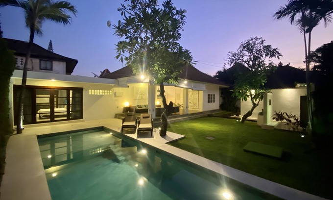 Laksmana Villa | 3 BD VILLA | 400 m VOM STRAND / KUDETA / SEMINYAK-PLATZ | RUHIG & SICHER