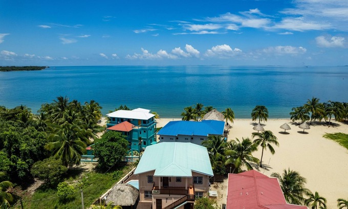 Placencia Wohnung | 3-Bed, 2-Bath Villa with Pool in Placencia Village
