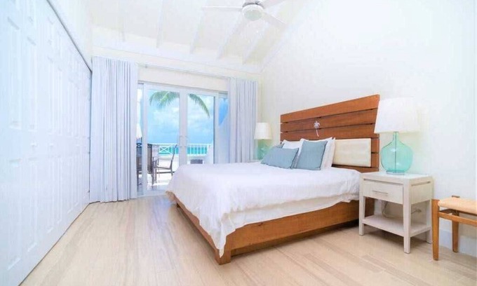 Seven Mile Beach Eigentumswohnung | 3 Bed Beachfront Penthouse Condo w/ pool + hot tub
