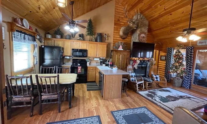 Notch Estates Kabine | 3 bed Log Cabin, w/2 Jacuzzi, 1 mi to SDC, 2 pools, nature trails, private lake