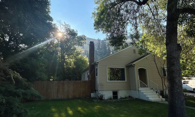 Lower Rattlesnake Haus | 3-bed Mountain View home, Walkable to The UofM, Creek, Hiking trails, GO GRIZ!