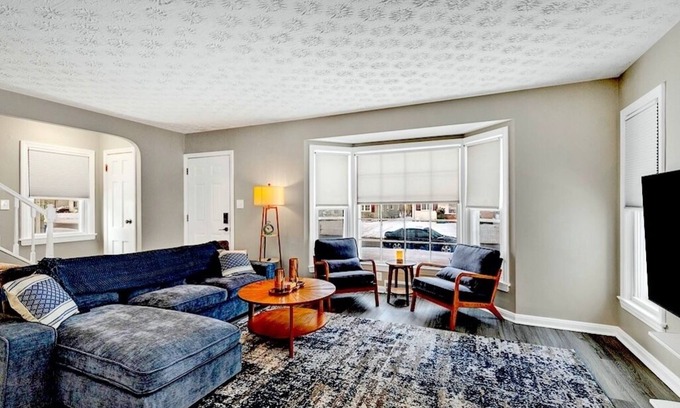 South Euclid Haus | 3 bed S Euclid NEW ON VRBO DISCOUNTED PRICE, EXCELLENT REVIEWS OTHER PLATFORMS