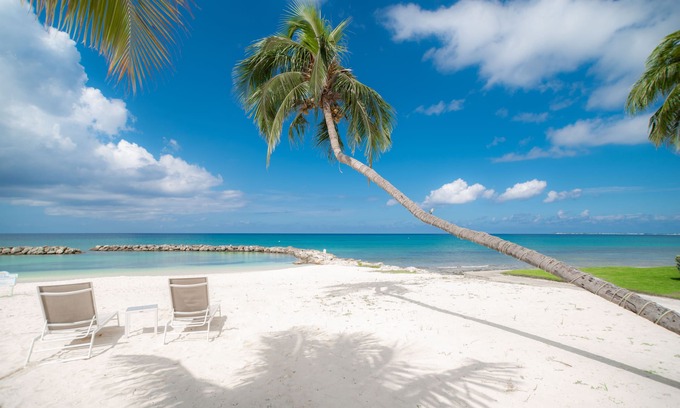 Seven Mile Beach Eigentumswohnung | 3 Schlafzimmer / 2 Badezimmer Oceanfront Condo