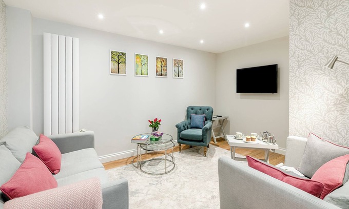 New Mills Hütte | Anne’s Cottage is set in a quiet location and is close to all the town’s amenities.