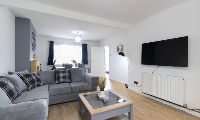 Weston on Trent Haus | 3 Bedroom Home with Private Driveway