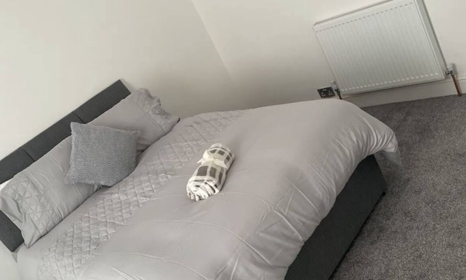 Offerton Haus | Ferienhaus-Eigenes Badezimmer-Strassenblick-House-0