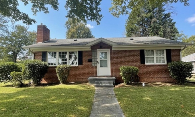 Winston - Salem Haus | 3-bedroom house in the popular Ardmore neighborhood. Pets welcome!