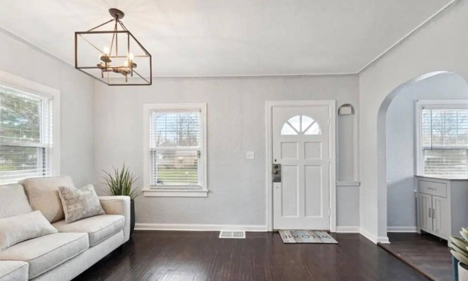 Reynolds Corners Haus | 3-bedroom house in enjoyable Toledo with WiFi, AC