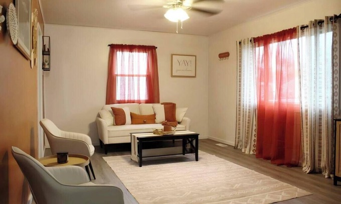 Springfield Haus | 3-bedroom house in enjoyable Springfield with AC, WiFi. Relax and unwind