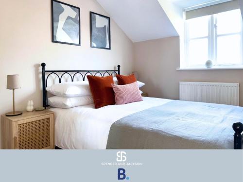 Oxford City Centre Haus | 3 Bedroom Stylish Oxford Townhouse Near The University By Spencer And Jackson Short Lets & Serviced Accommodation