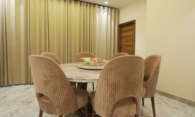 Zirakpur Wohnung | 3 Bhk Penthouse|Jacuzzi | Pool Table|The Opulence