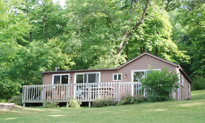 Nevis Kabine | 3 BR Hütte umgeben von Kiefern am Angel- / Schwimmsee