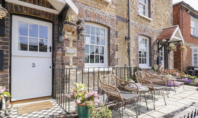 Stoke Bruerne Hütte | 3 CANALSIDE COTTAGES, pet friendly in Roade