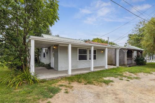 Geneva-on-the-Lake Haus | 3 Charming Cottages on GOTL Strip - Sleeps 10