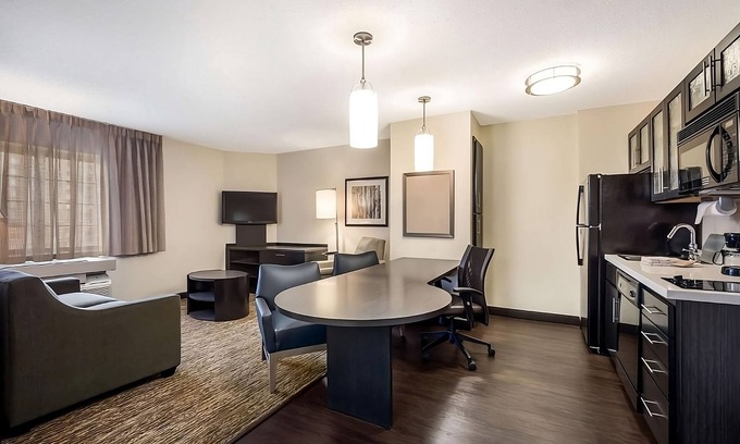 North Olmsted Hotel | 3 Convenient Units Perfect for Families & Groups, Pets are Allowed