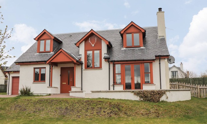 Aviemore Hütte | 3 CROFTSIDE, pet friendly, with open fire in Aviemore
