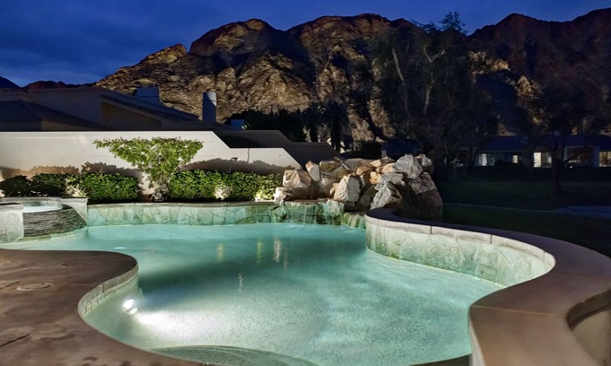 La Quinta Haus | Luxuriöse Wüstenoase, Nachtbeleuchtung mit Berg- und Golfblick, Salzwasserpool und Spa