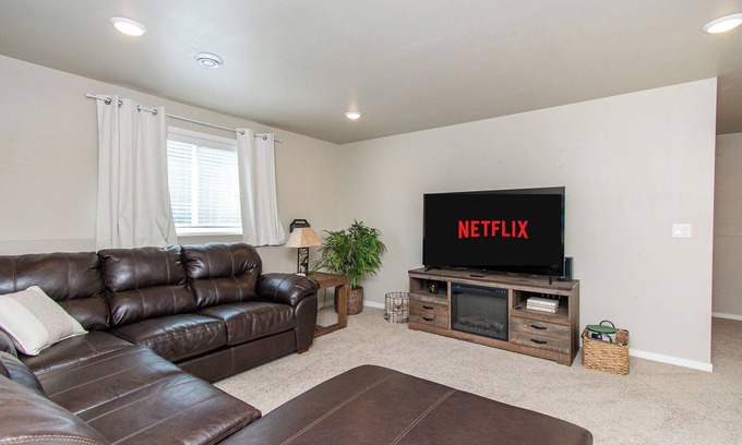 Fargo Haus | 3 Kings I 5 min to FargoDome I Pack n play I Patio