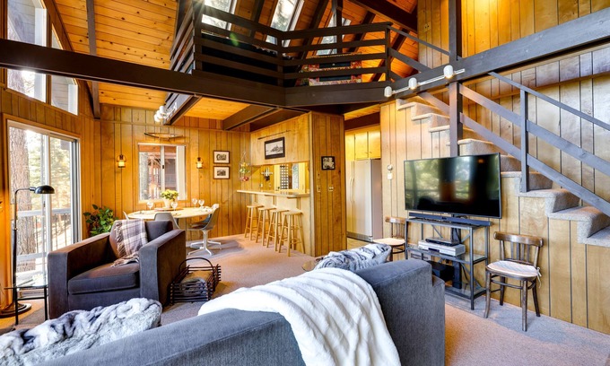 Arnold Kabine | 3 Mi to Big Trees State Park: Cabin w/ Deck