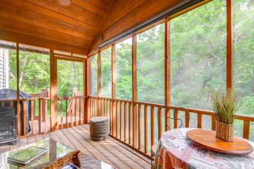 Jefferson City Haus | 3 Mi to Dtwn Jefferson City Family Home with Deck
