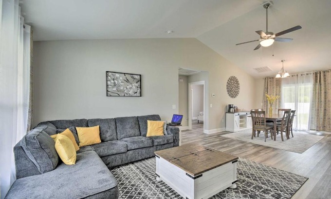 Loris Haus | 3 Mi to Golf Loris Home with Big Private Yard!